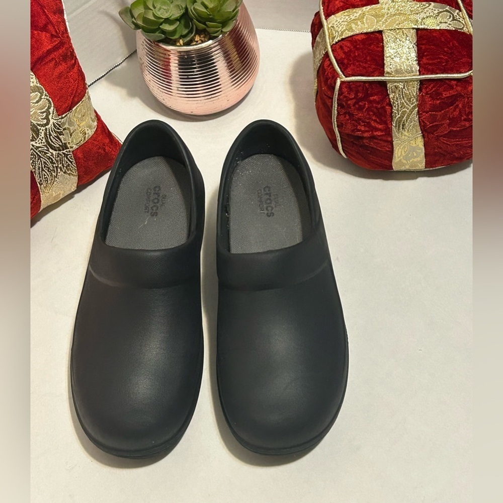 CROCS Classic Black Slip-On Clogs - Picture 2 of 5